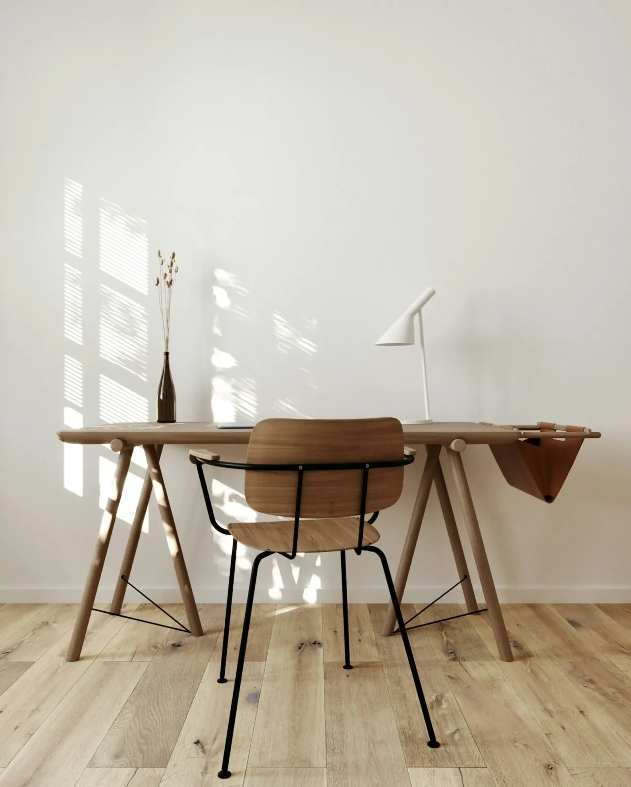 Home office minimalista com mesa de madeira sobre piso claro