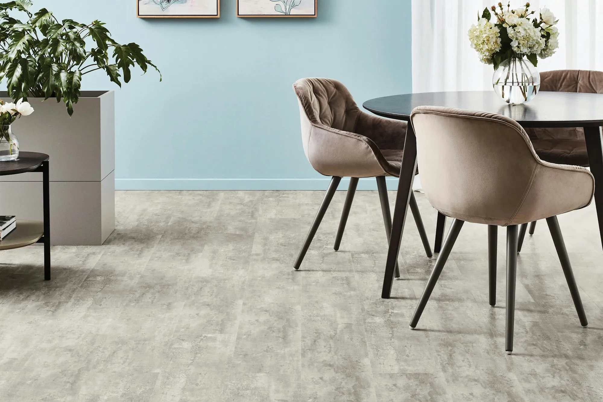 Sala de jantar com piso vinílico em padrão de pedra acinzentada
